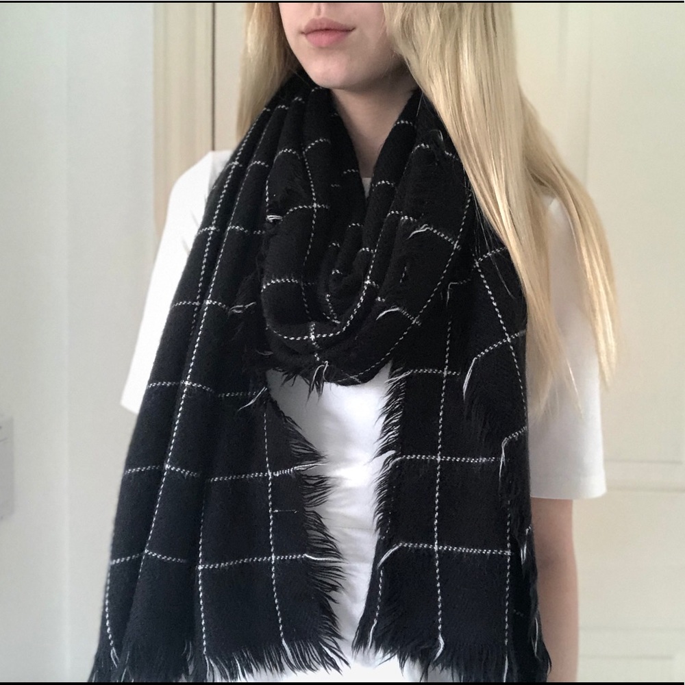 -AMAZING DEAL- Black and white scarf
